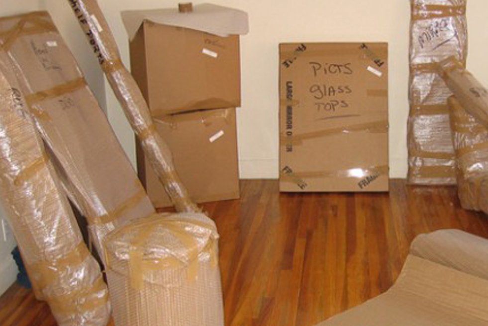 Аккуратно упакован. Упаковка мебели. Упаковка мебели для перевозки. Красивая упаковка для мебели. Пленка для упаковки мебели.